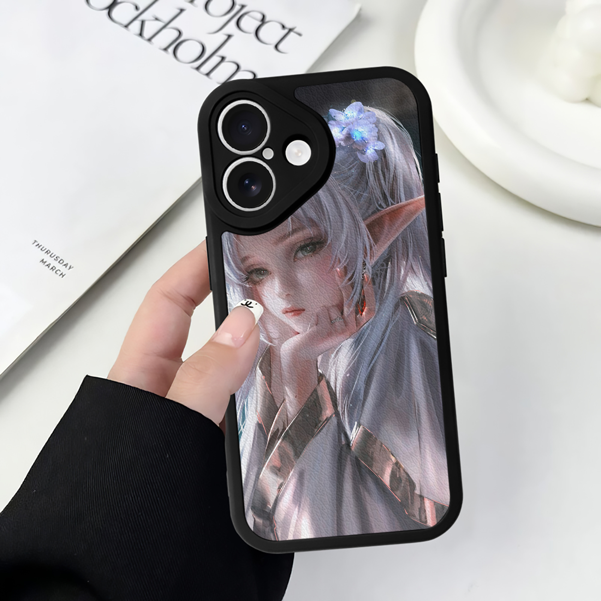 （画像用） 葬送のフリーレン Frieren 【iPhone 16シリーズ対応】シリコンスマホケース（レザー調） 材質：シリコン
